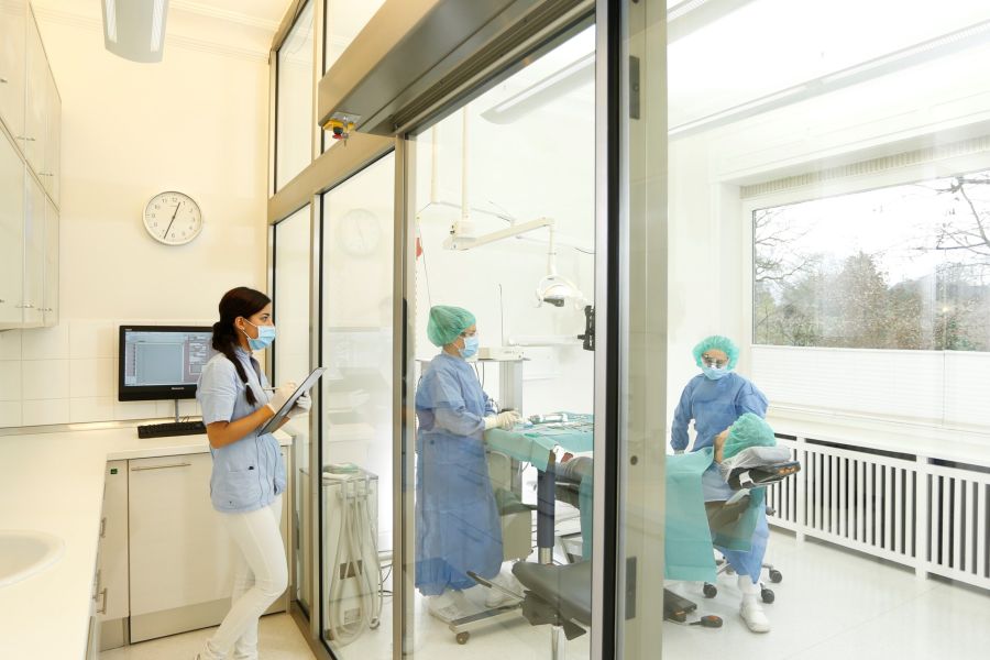 
Zahnchirurgie in der Zahnarztpraxis Dres Thomsen und Kollegen in Hamburg